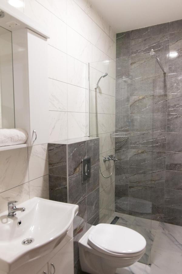 Viktorijini Konaci Aparthotel Kremna Ngoại thất bức ảnh
