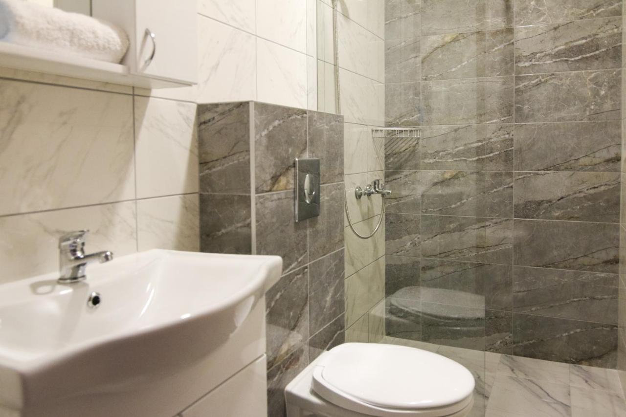 Viktorijini Konaci Aparthotel Kremna Ngoại thất bức ảnh
